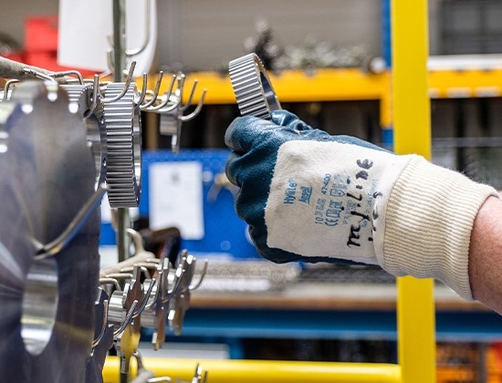 Chemisch vernikkelen van staal, oppervlaktebehandeling van Galvano Hengelo.