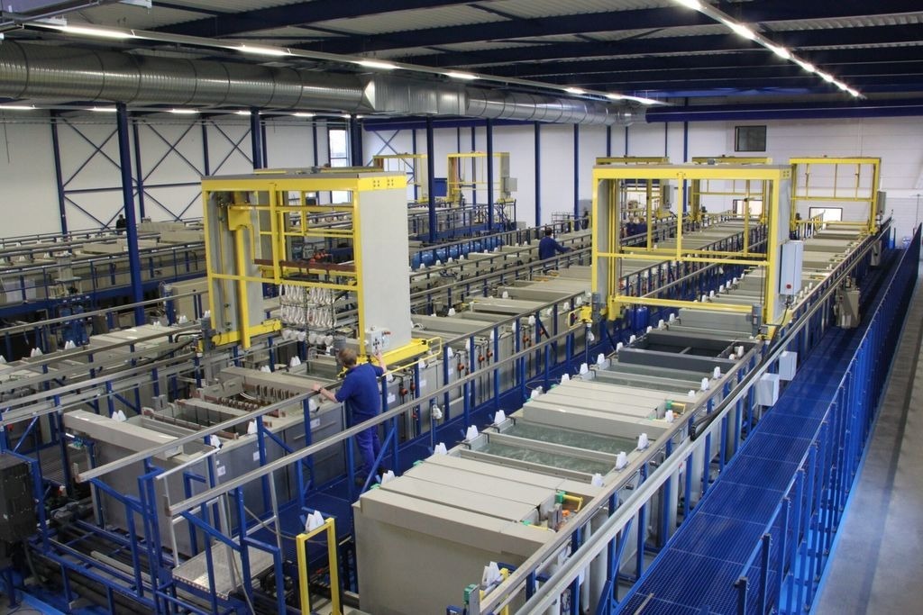 Galvanisch verzilveren van koper in een grote hal van Galvano Hengelo