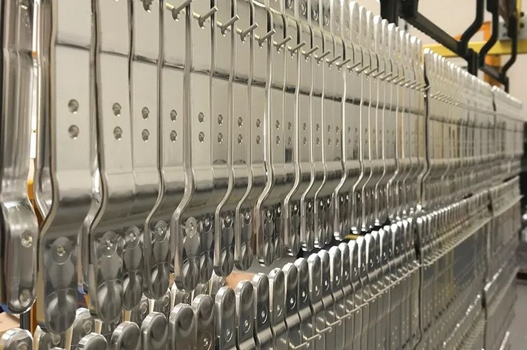 Galvanisch verzilverd aluminium hangt aan rekken