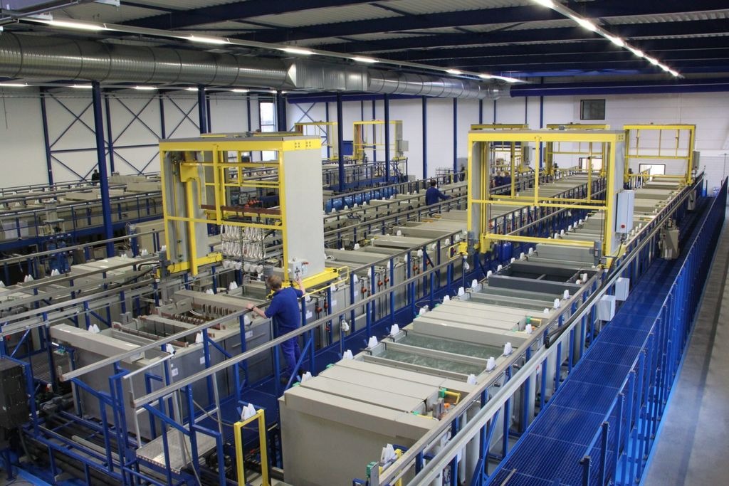 Verzilveren van aluminium in een grote zaal van GalvanoHengelo